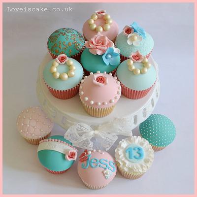 Vintage cupcakes and matching box - Cake by Helen Geraghty