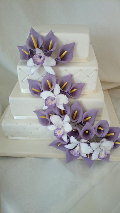 Weddingcake with purple calla's  - Cake by Pauliens Taarten