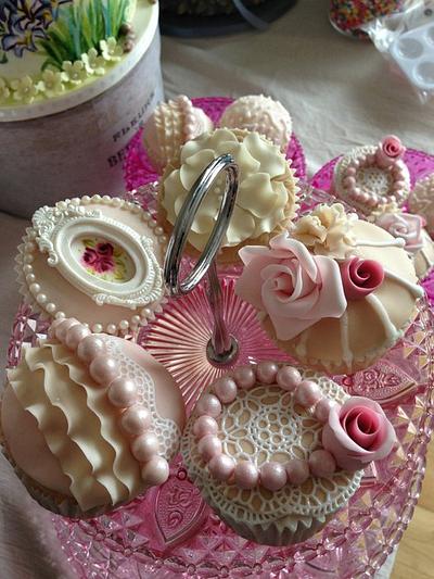 Vintage cupcakes - Cake by Halima Jafari