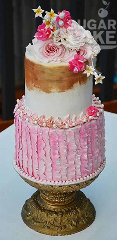 Pink ruffle cake with flowers - Cake by Cherrycake 