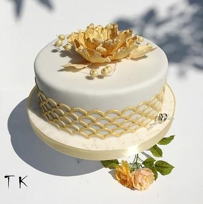 gold flower - Cake by CakesByKlaudia