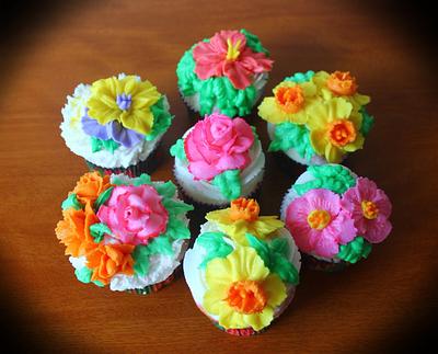 Buttercream Flowers  - Cake by ARTSYKAKES