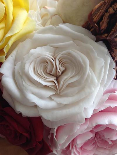 Heart sugar roses - Cake by Lisa Templeton