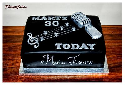 retro microphone - Cake by Planet Cakes