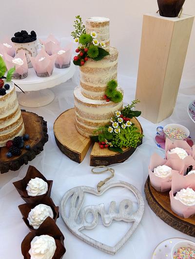 Naked wedding cake with cupcakes - Cake by SWEET architect