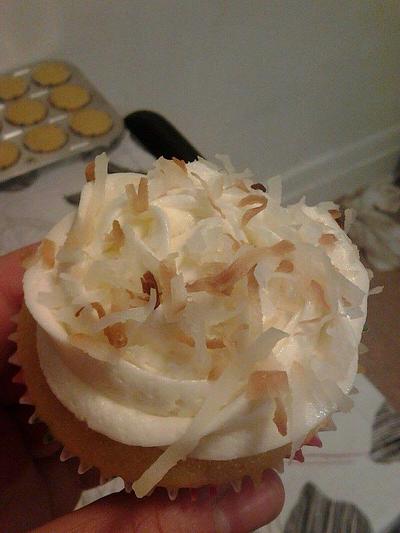 coconut cupcake - Cake by Lianna (Yummy cakes and cupcakes)