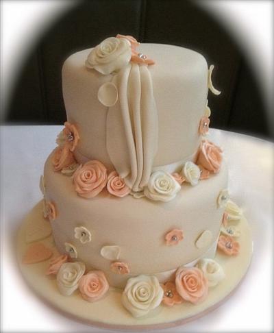 Roses, petals and drape - Cake by Bizcocho Pastries