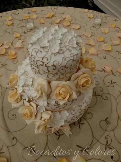 Roses and gold - Cake by Erika Valverde
