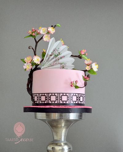 cake with blossom and fan - Cake by Taart en Deco