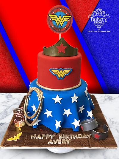 Wonder Woman  - Cake by MsTreatz