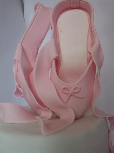 Ballerina cake pointe shoes - Cake by eve and butter