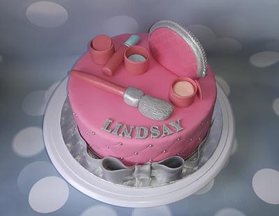 Make-up cake in pink and silver. - Cake by Pluympjescake