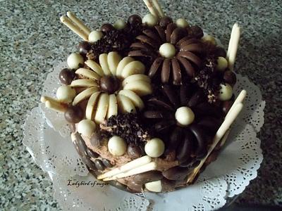 Torta al cioccolato con crema ganache al ciocccolato al latte e .....interno ripiena di M&M - Cake by Ladybirdofsugar