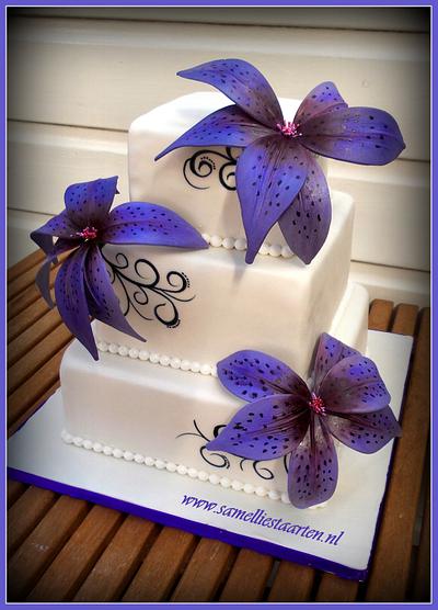 White weddingcake with purple lilies - Cake by Sam & Nel's Taarten