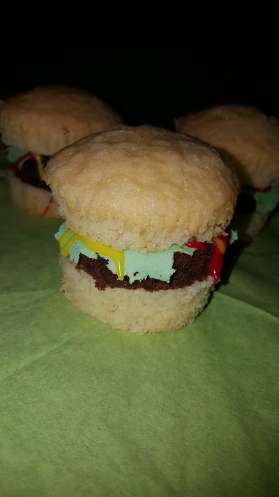 hamburger cupcakes - Cake by Bakmuts en zo