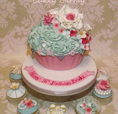 Vintage style giant cupcake - Cake by Cakey Barmy