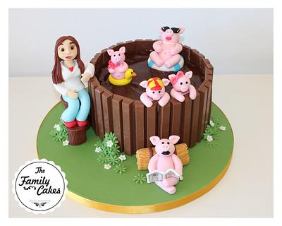 Take a break with the piggy family and kitkat! - Cake by TheFamilyCakes