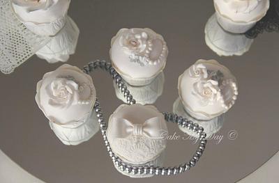 Vintage wedding cupcakes - Cake by Cake My Day
