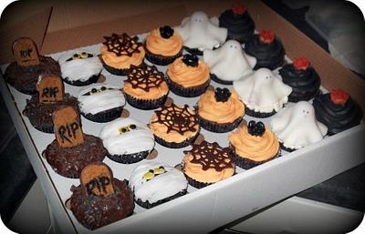 Halloween cupcakes, headstone, spider, mummy & ghost - Cake by Krumblies Wedding Cakes