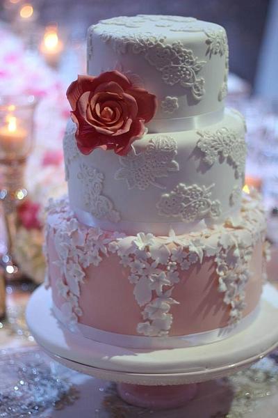 Lace and rose wedding cake - Cake by MelinArt