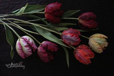 Different shades of parrot tulip - Cake by Sweet Symphony
