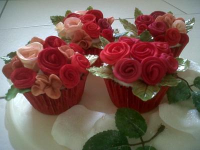 Small bunches of roses - Cake by Vintage Rose