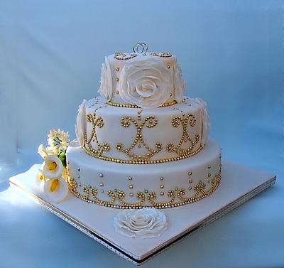 wedding with golden balls - Cake by Zuzana Bezakova