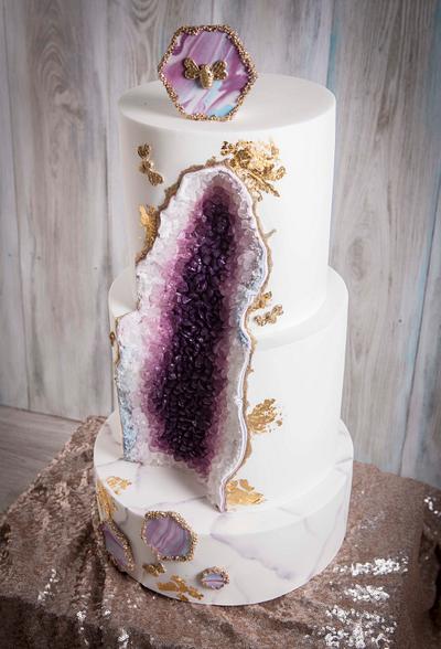 Amethyst geode cake - Cake by Wedding Painting Cakes by Soraya Torrejon