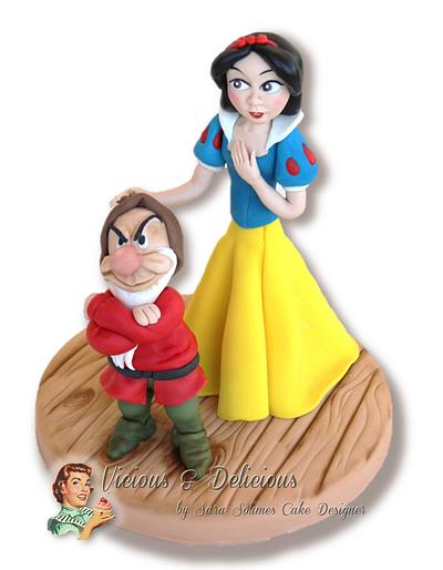 Snow white & Grumpy cake topper - Cake by Sara Solimes Party solutions