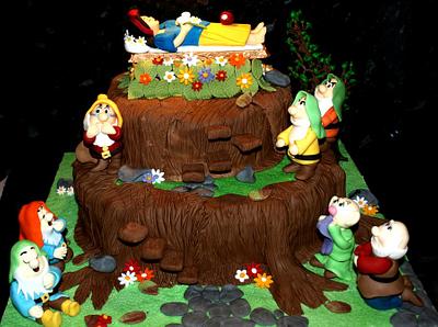 Snow white and the seven dwarfs - Cake by Deb-beesdelights
