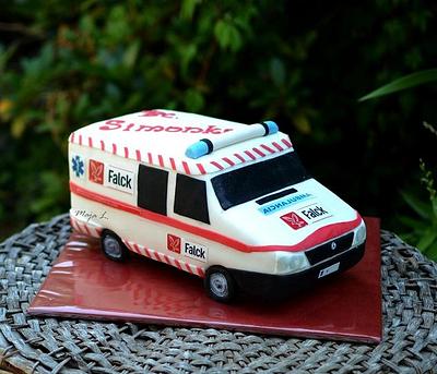 Ambulance car  - Cake by majalaska