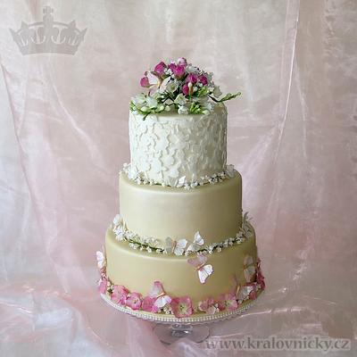 Wedding Cake with Gypsophila - Cake by Eva Kralova