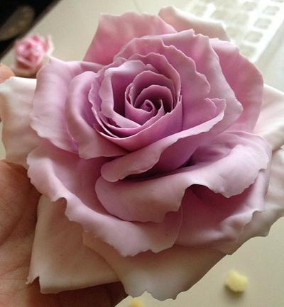 Lavender / Pink Icing Rose - Cake by Lisa Templeton