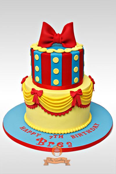 Snow White Cake and Cupcake Toppers - Cake by The Sweetery - by Diana