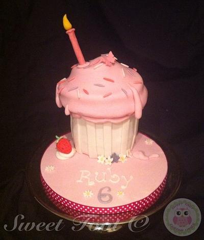 Giant cupcake - Cake by christina