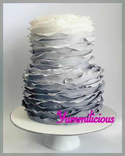 Silver ombré ruffles - Cake by Yummilicious