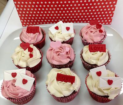 2014 Valentine's Day Cupcakes - Cake by MariaStubbs