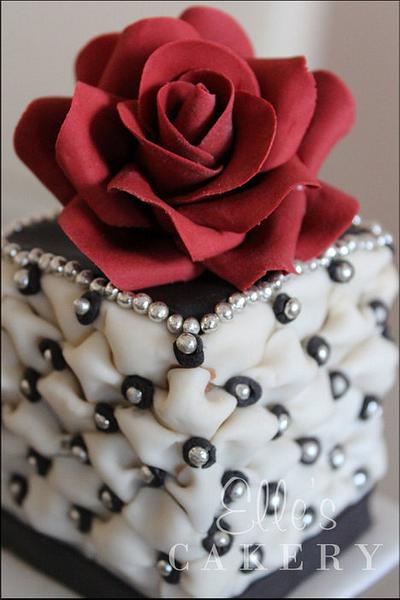 Couture Red - Cake by LadyTangerine