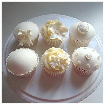 Vintage themed cupcakes - Cake by Victoria's Cakes