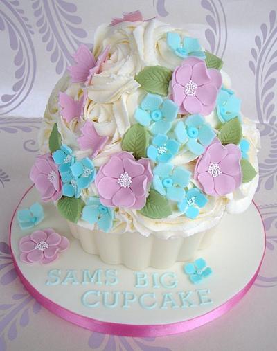 Giant Cupcake - Cake by Sam's Cupcakes