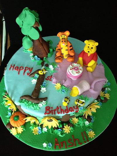 Pooh Cake and cupcakes - Cake by Tabu