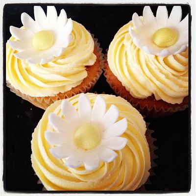 Daisy Cupcakes - Cake by Janine Lister