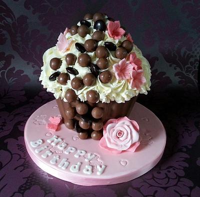 Girly Giant Cupcake  - Cake by CurvaceousBakes