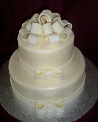 white weddingcake with bow - Cake by elisabethscakes