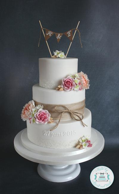 Burlap and lace wedding cake - Cake by Mond vol taart