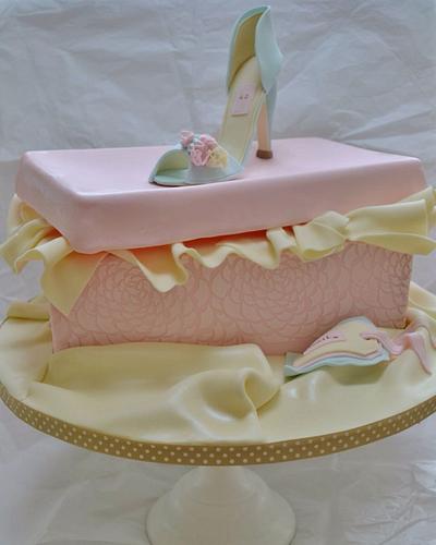 Vintage shoe and box - Cake by Roo's Little Cake Parlour