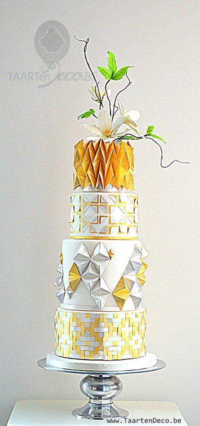 gold silver white cake with clematis - Cake by Taart en Deco