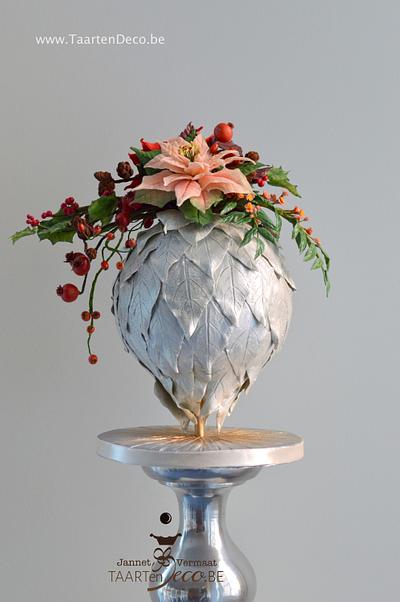 Christmas ball with christmas flower piece - Cake by Taart en Deco