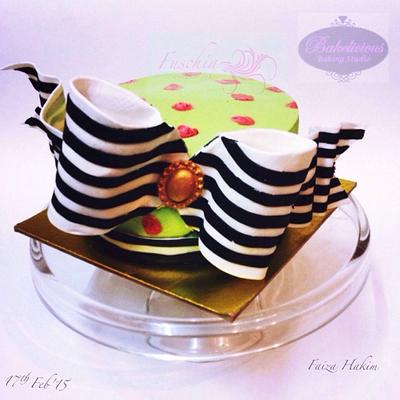 Smart Bow cake...😍 - Cake by FAIZA