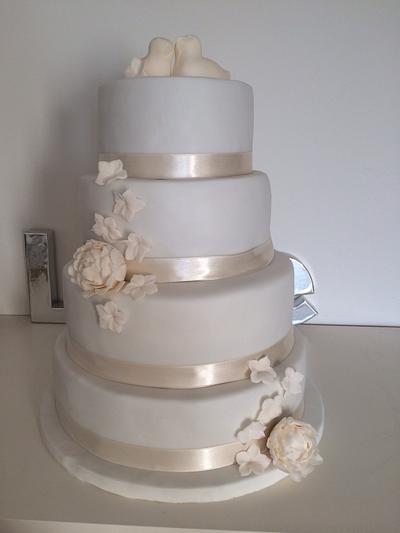 Wedding cake in ivory and white  - Cake by Zuckerdeerns